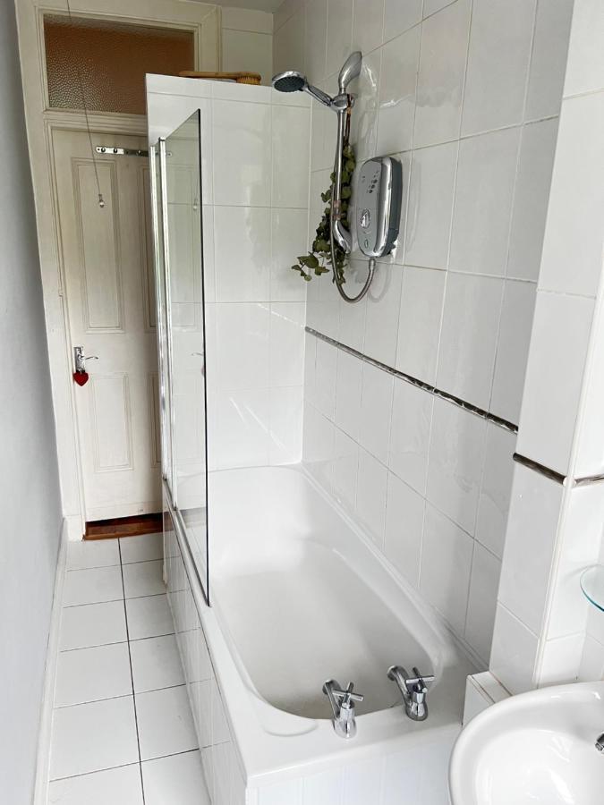 1 Bedroom Flat In Tolcross, Glasgow Top Floor. Eksteriør billede